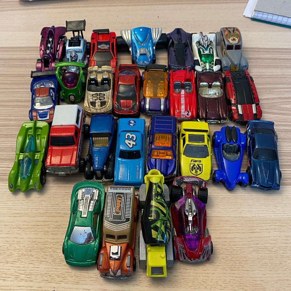 (25) authentic hot wheels cars